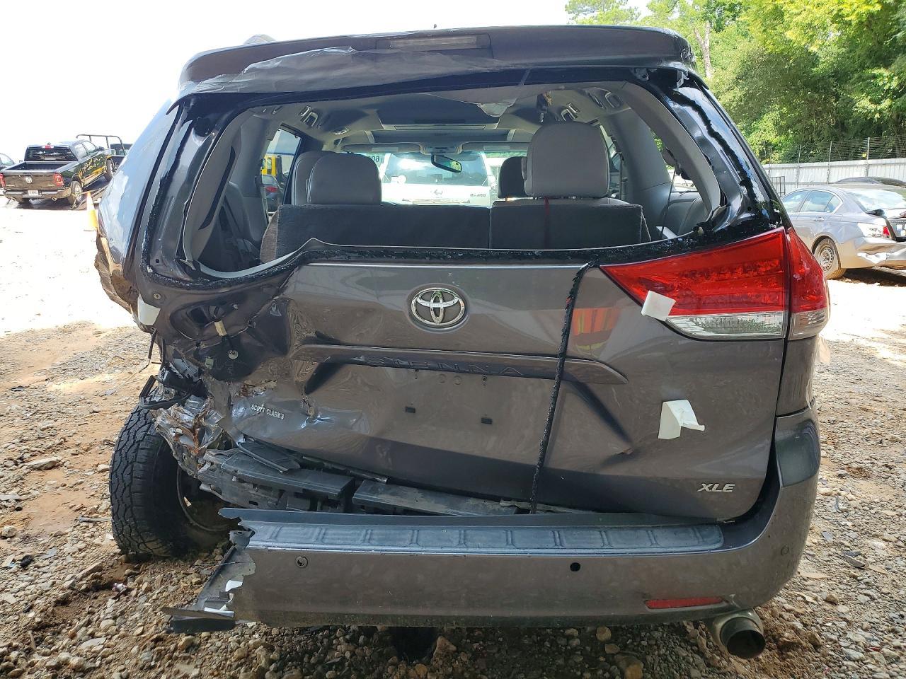 2011 Toyota Sienna Xle 8-Passenger - Фото 6