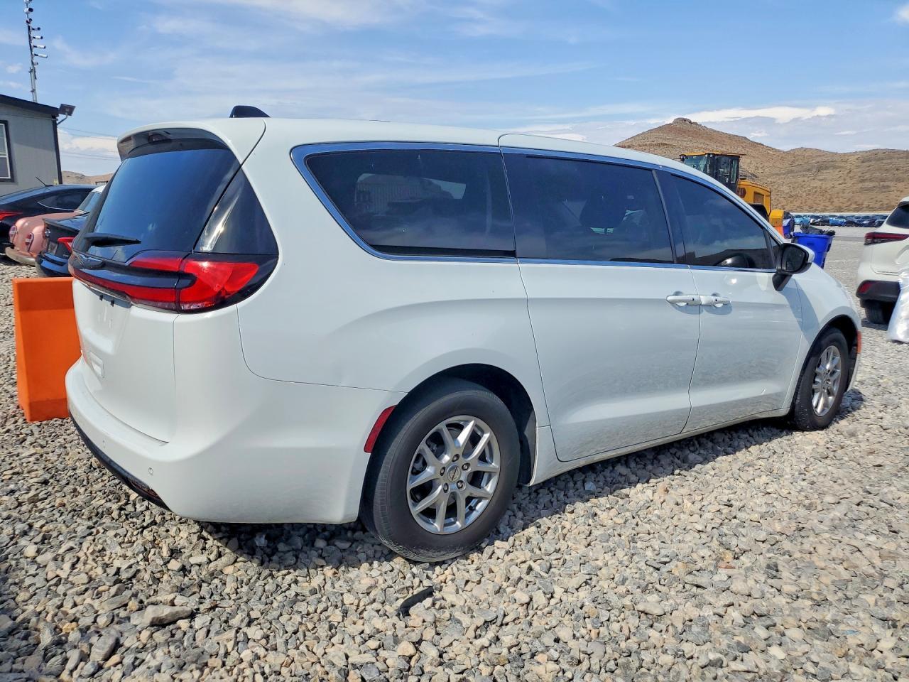 2023 Chrysler Pacifica Touring L - Image 3