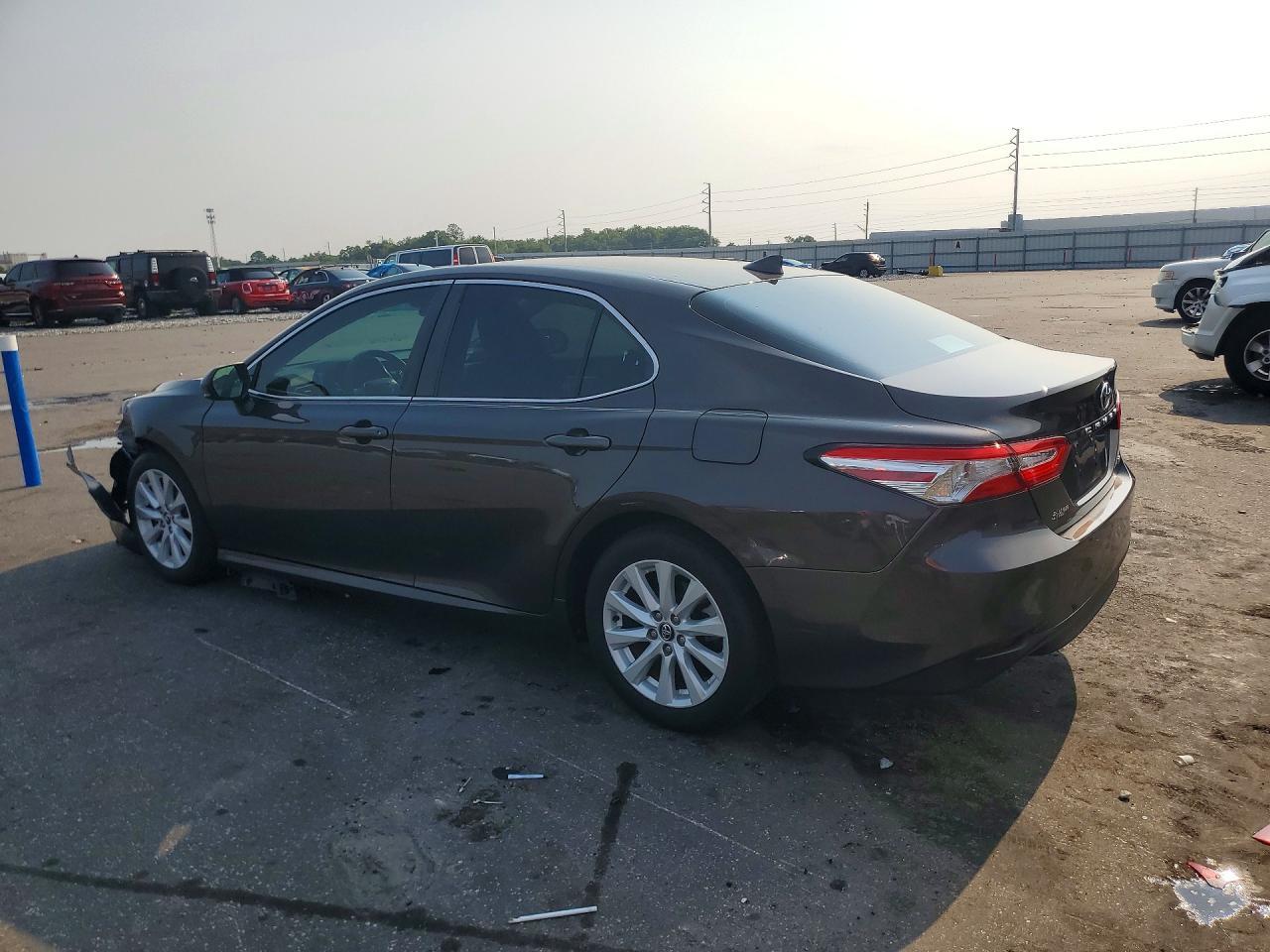 2020 Toyota Camry Le - Фото 2