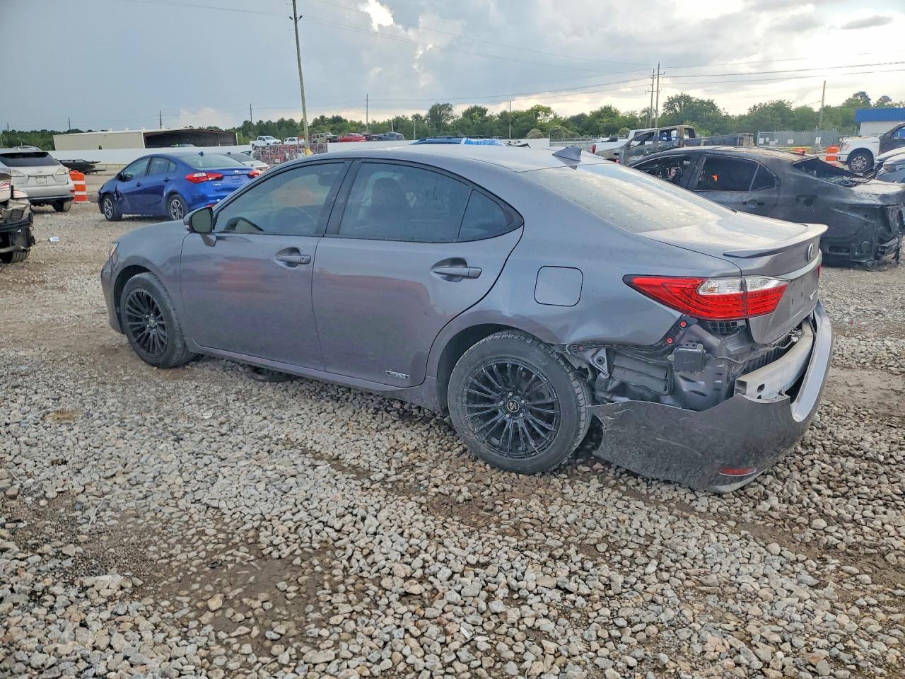 2015 Lexus Es 300H - Image 2