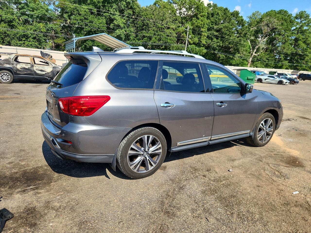 2019 Nissan Pathfinder Platinum - Image 3