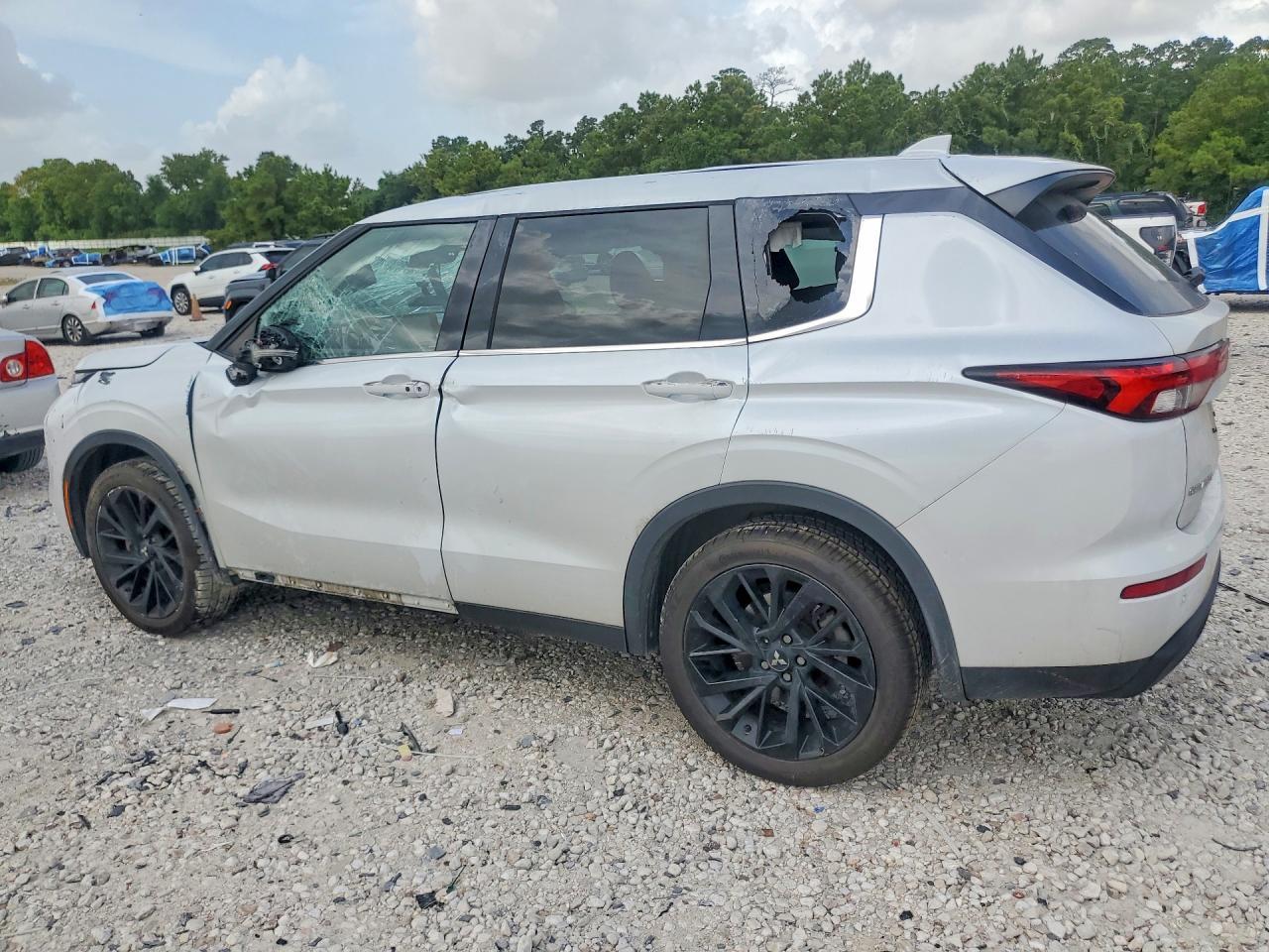 2022 Mitsubishi Outlander Se - Image 2