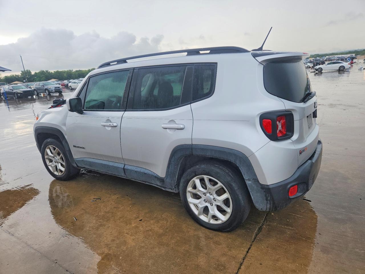 2016 Jeep Renegade Latitude - Image 2