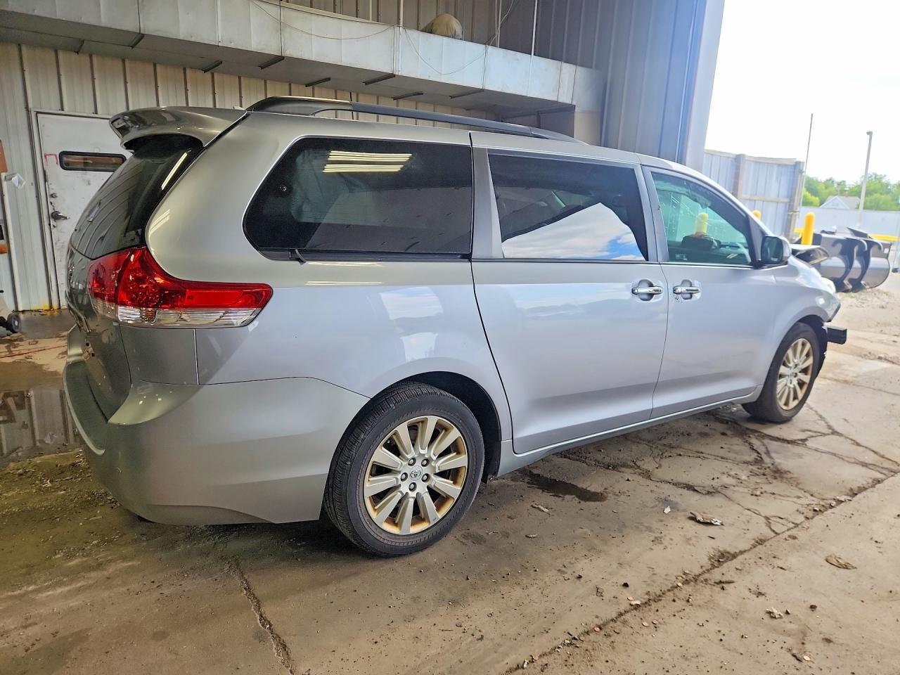 2011 Toyota Sienna Xle 7-Passenger - Image 3
