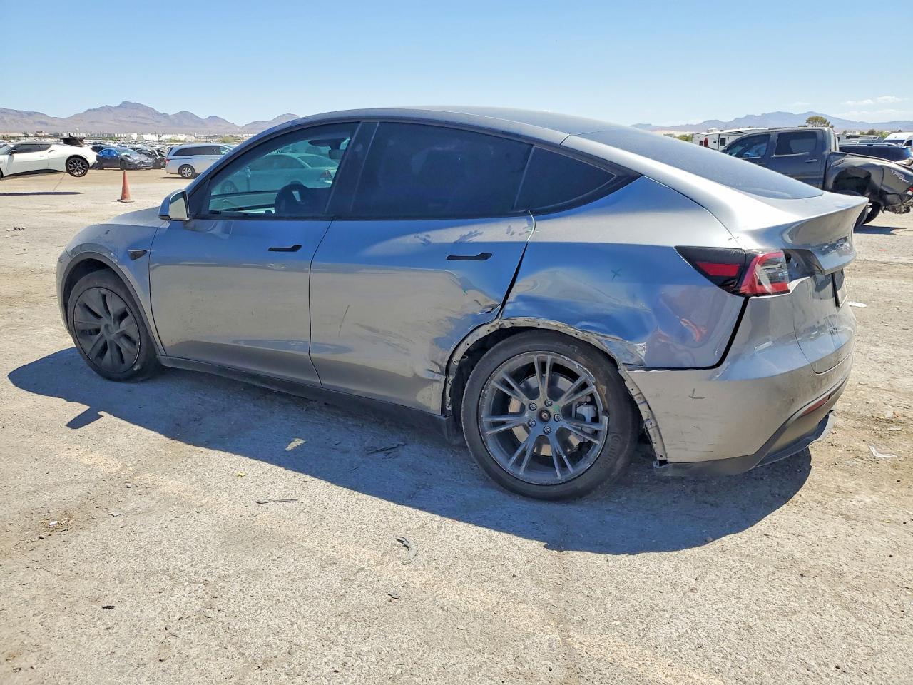 2025 Tesla Model Y - Фото 2