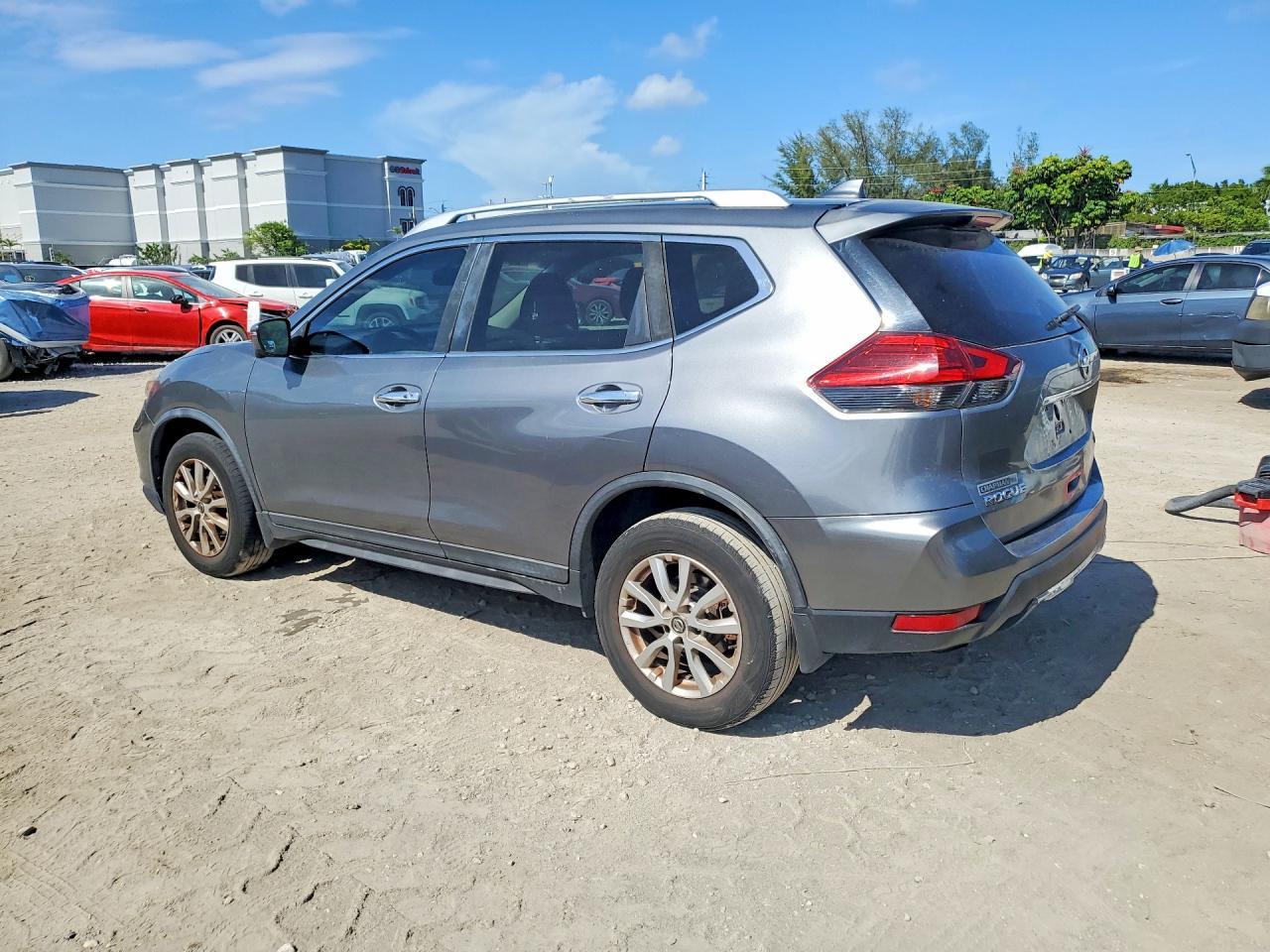 2017 Nissan Rogue Sv - Image 2