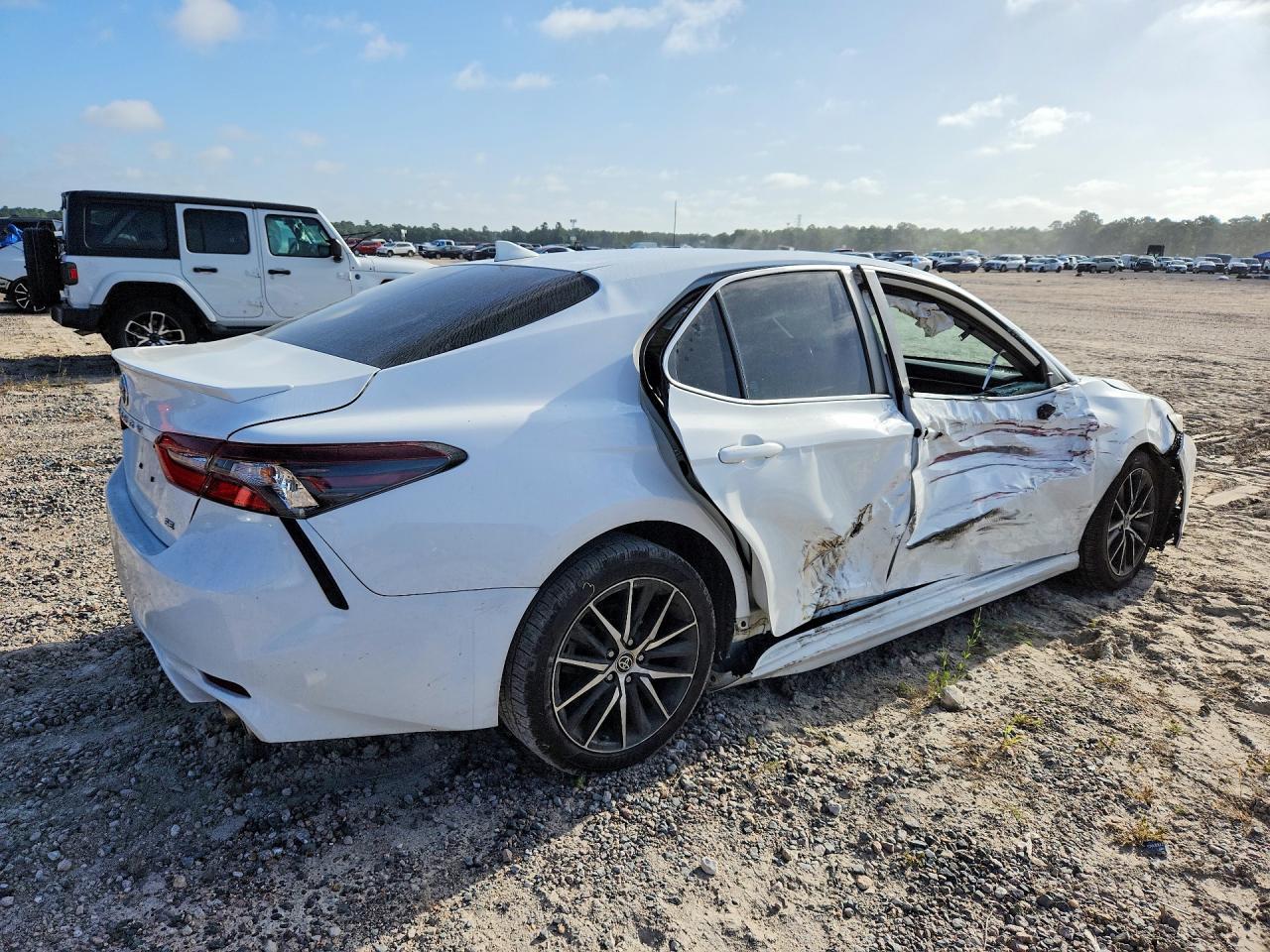 2022 Toyota Camry Se - Фото 3