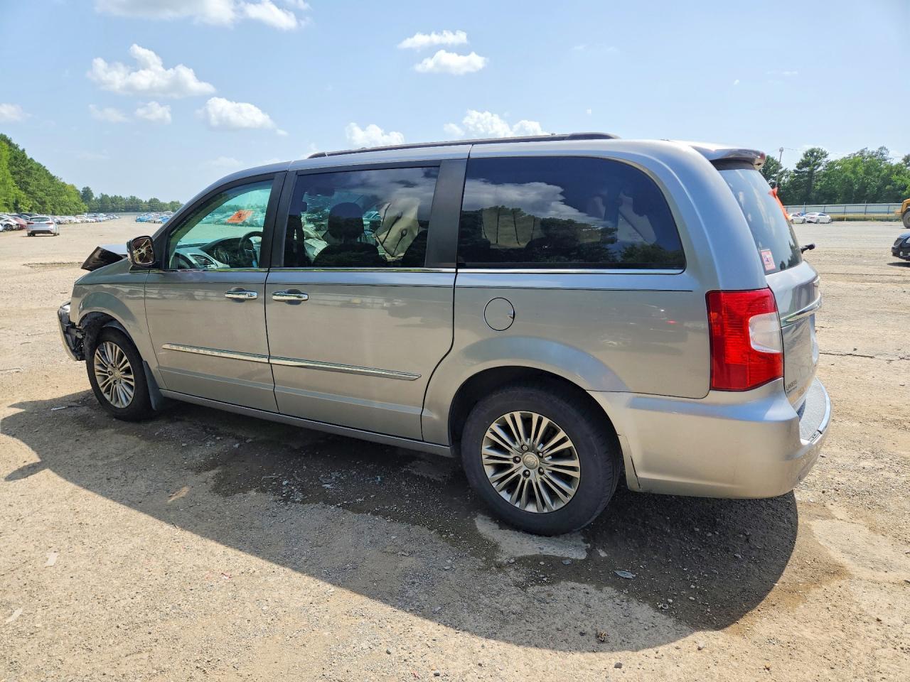 2014 Chrysler Town & Country Touring L - Фото 2