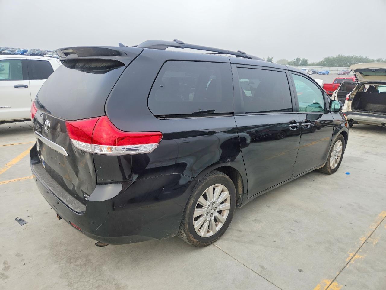 2014 Toyota Sienna Limited 7-Passenger - Image 3
