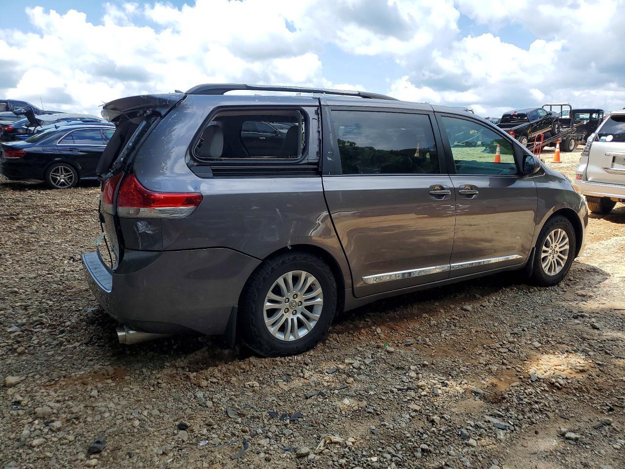 2011 Toyota Sienna Xle 8-Passenger - Фото 3