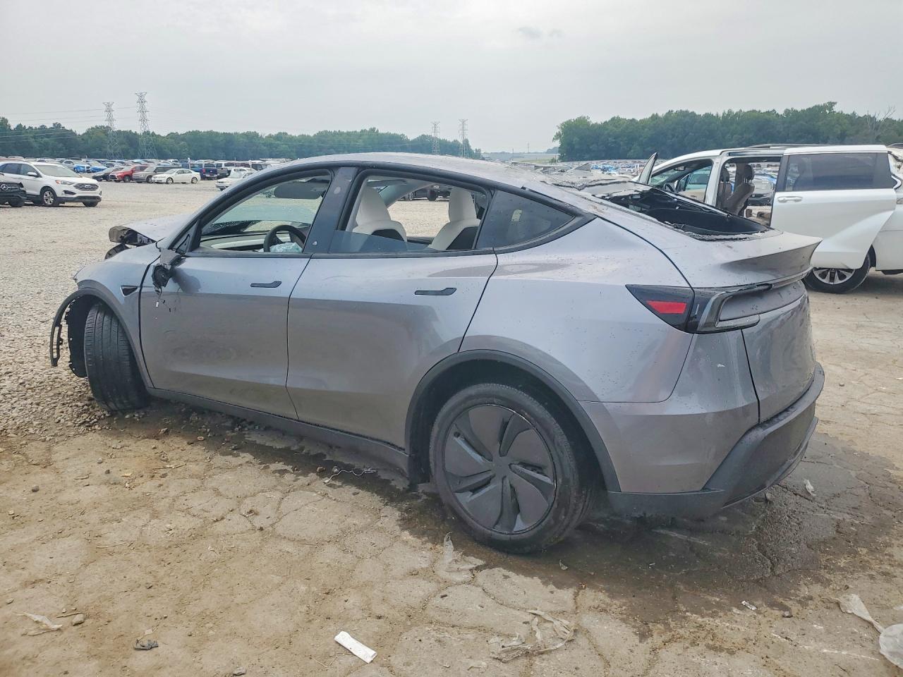 2026 Tesla Model Y - Фото 2