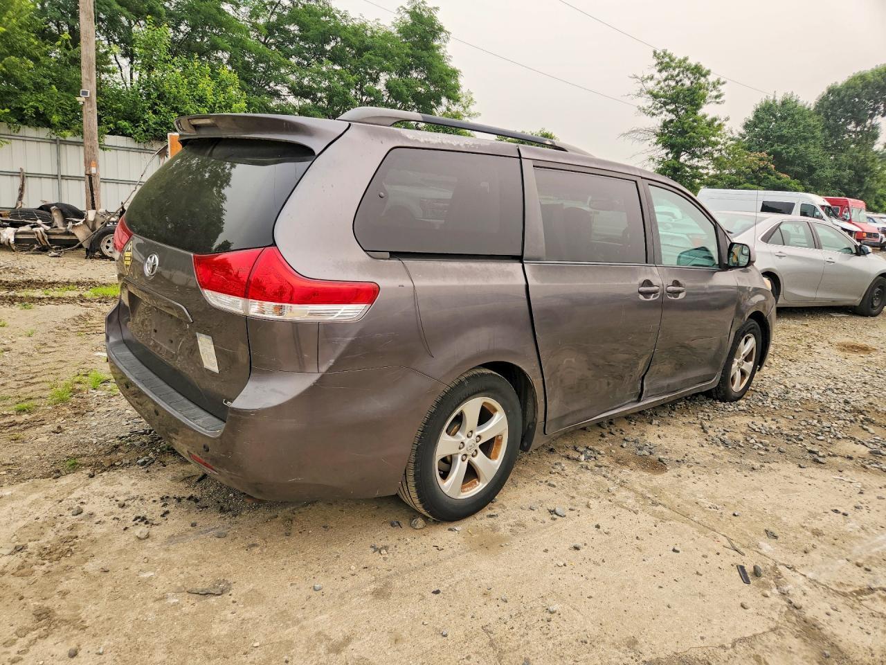 2013 Toyota Sienna - Image 3