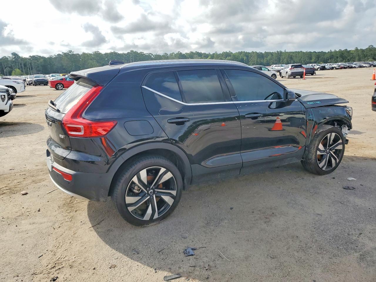 2025 Volvo Xc40 Plus - Image 3