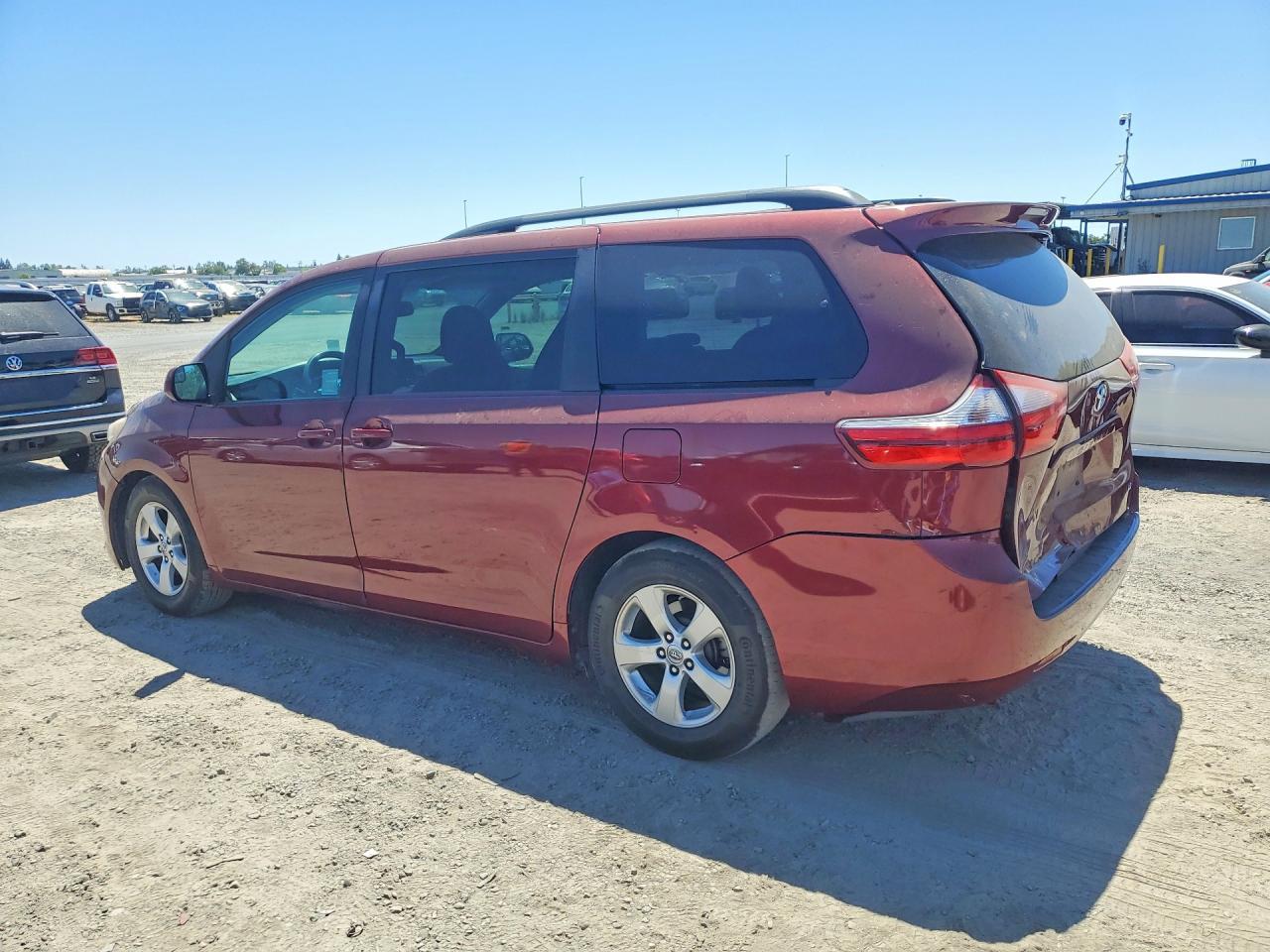 2015 Toyota Sienna Le - Image 2