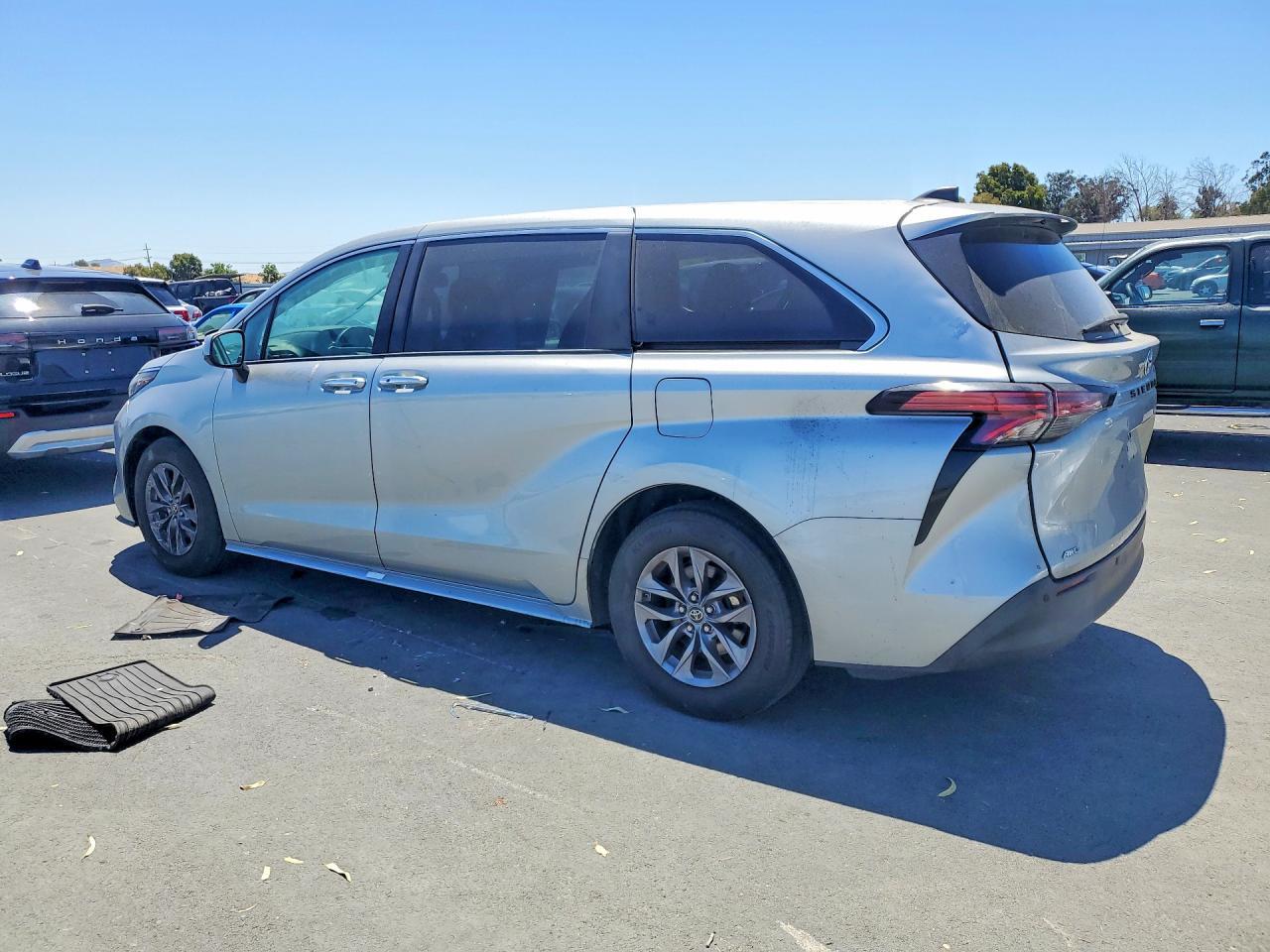 2021 Toyota Sienna Xle - Image 2
