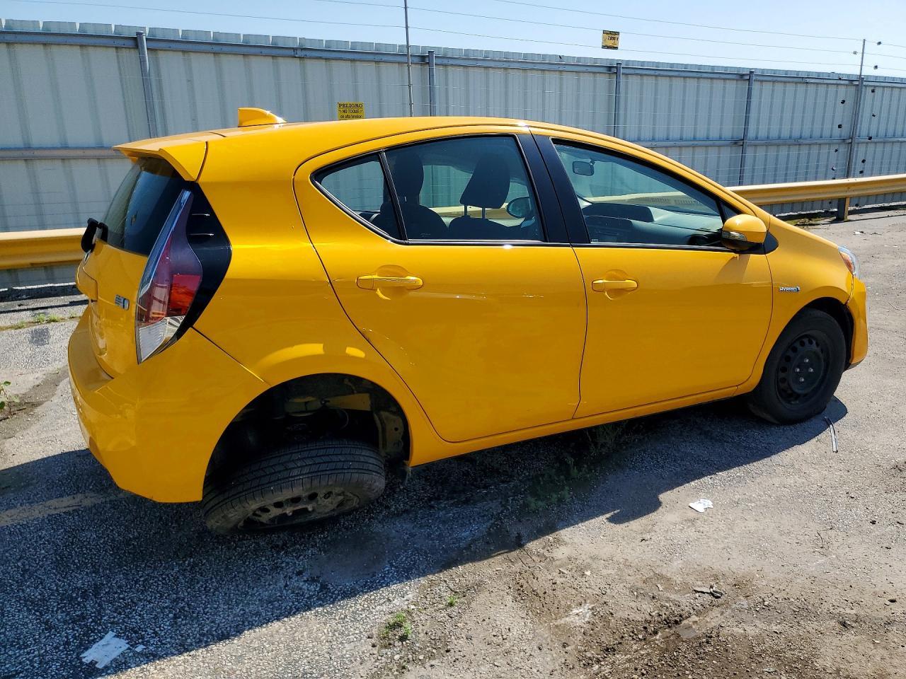 2015 Toyota Prius C Two - Фото 3