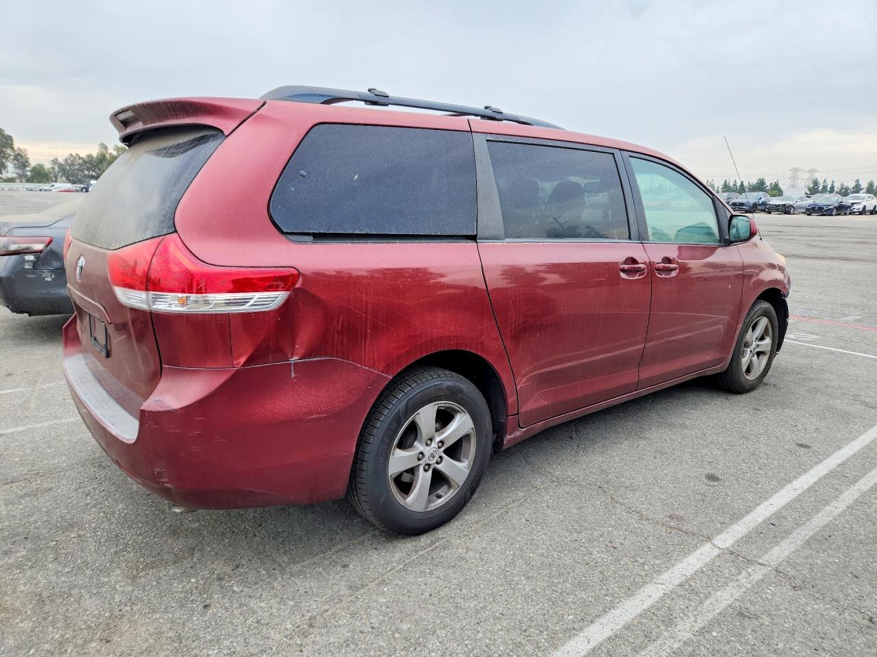 2011 Toyota Sienna Le - Фото 3