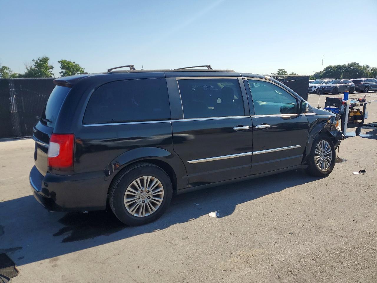 2015 Chrysler Town & Country Touring L - Image 3