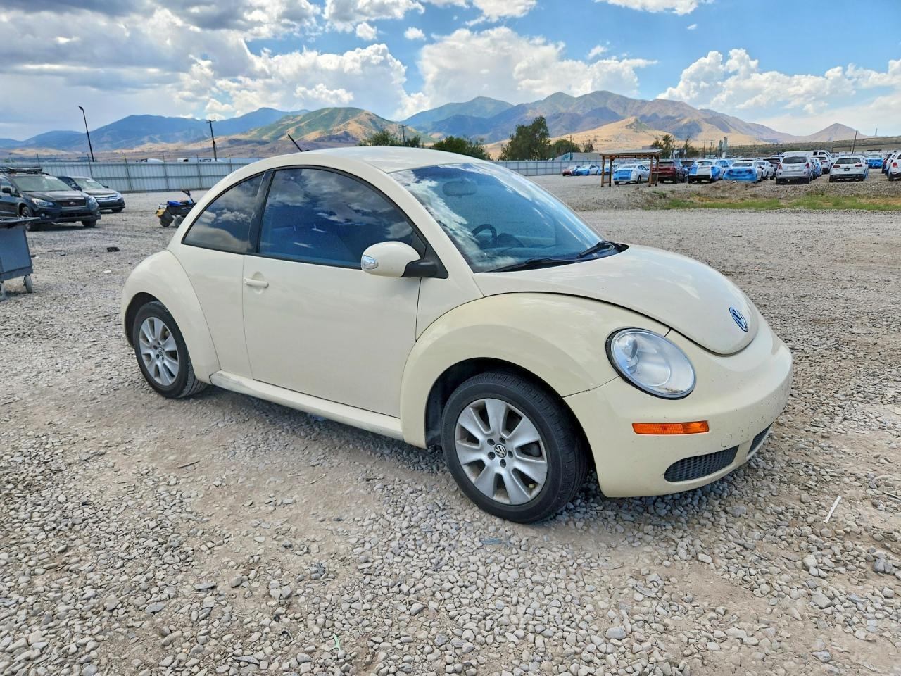 2009 Volkswagen New Beetle S - Image 4