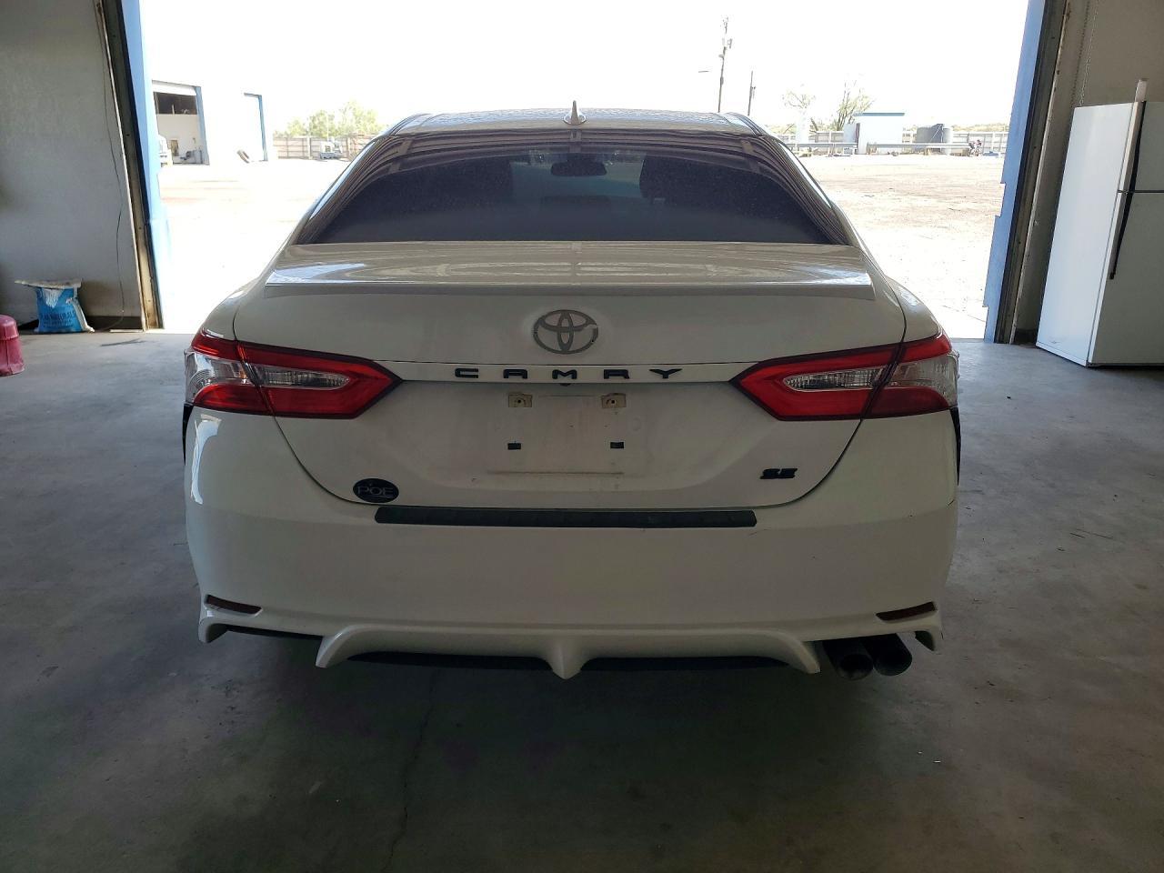 2020 Toyota Camry Se - Фото 6