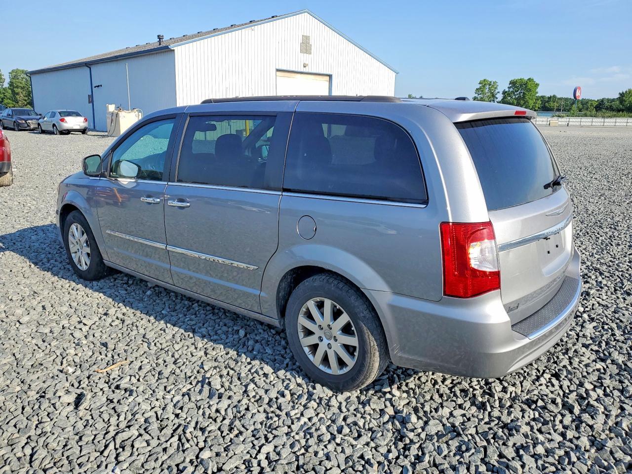 2016 Chrysler Town & Country Touring - Фото 2