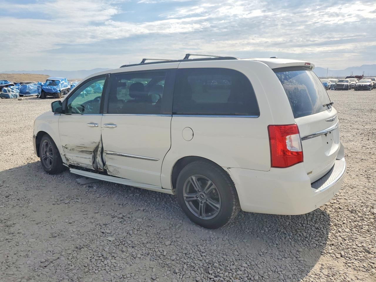 2012 Chrysler Town & Country Touring - Фото 2
