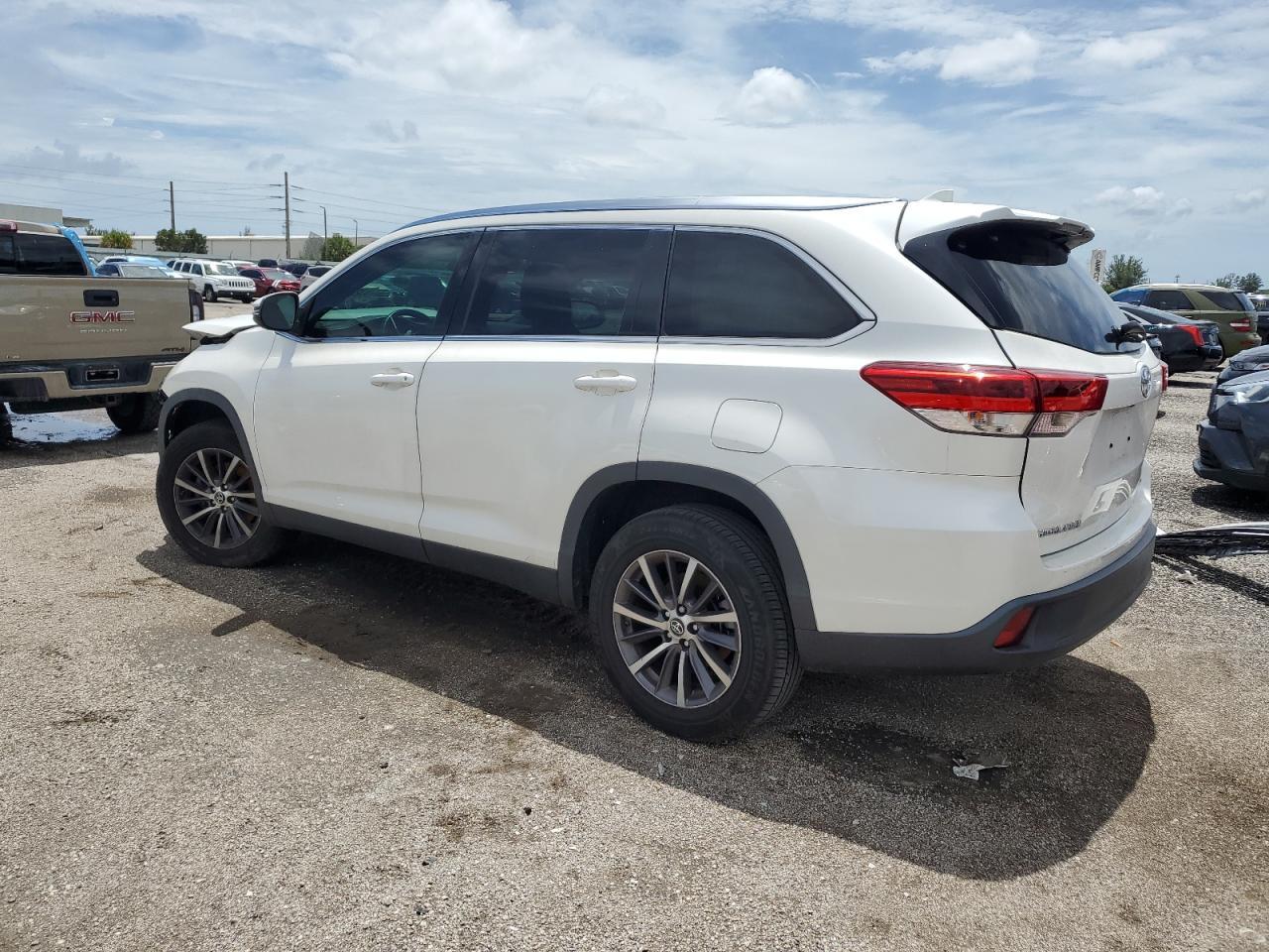 2019 Toyota Highlander Se - Фото 2