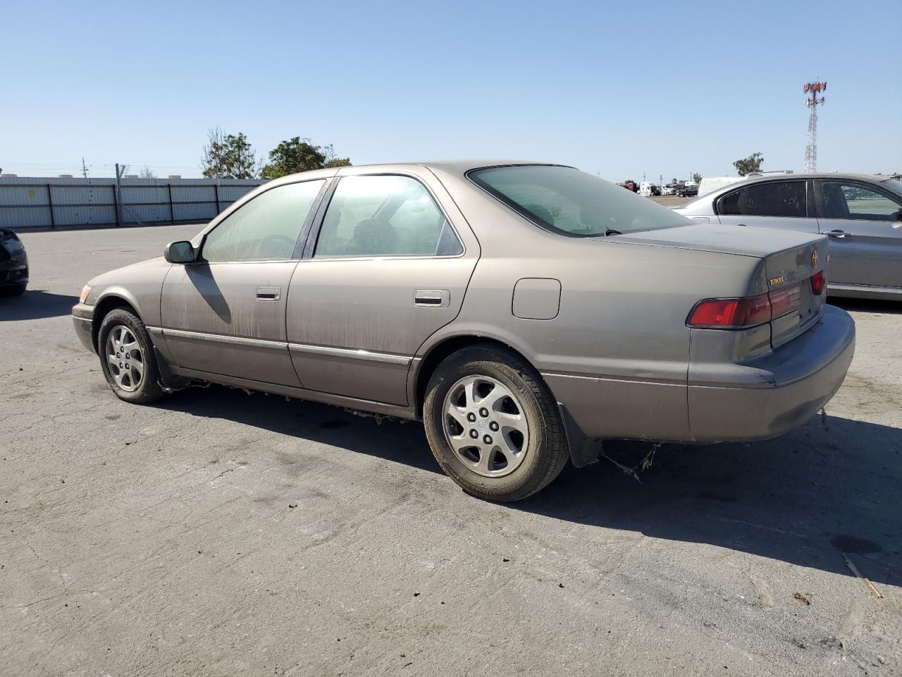 1999 Toyota Camry Le - Фото 2