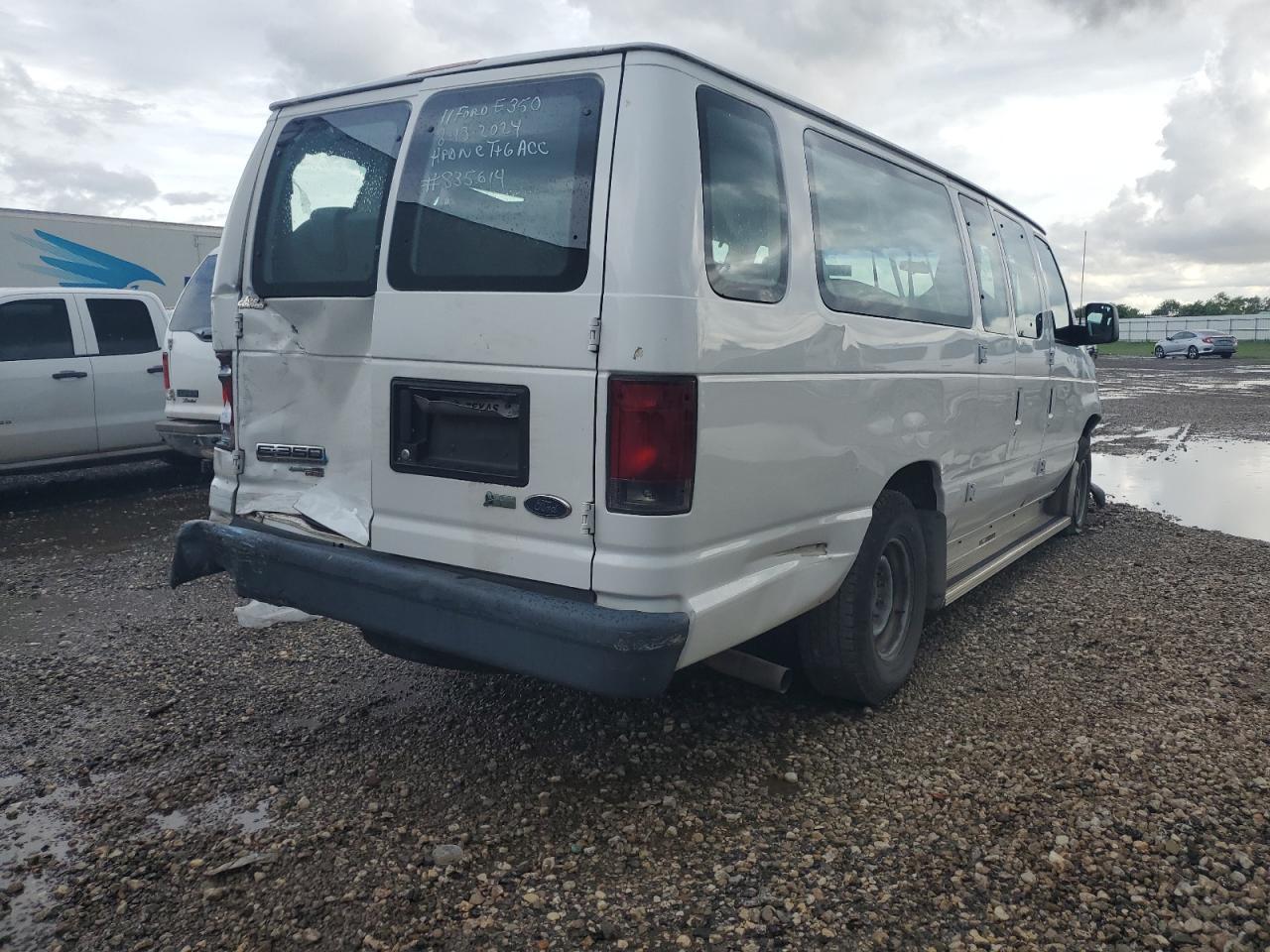 2011 Ford Econoline E350 Super Duty Wagon - Image 3