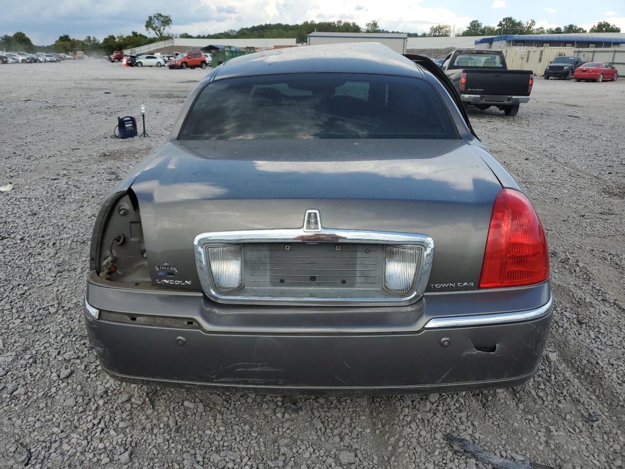 2003 Lincoln Town Car Signature - Фото 6