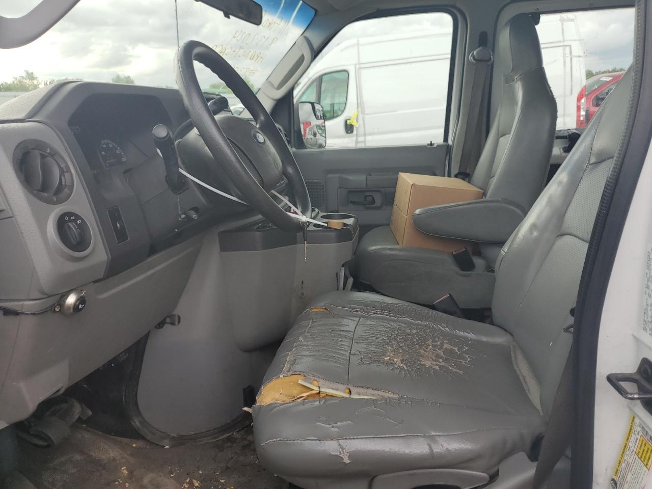 2011 Ford Econoline E350 Super Duty Wagon - Image 7