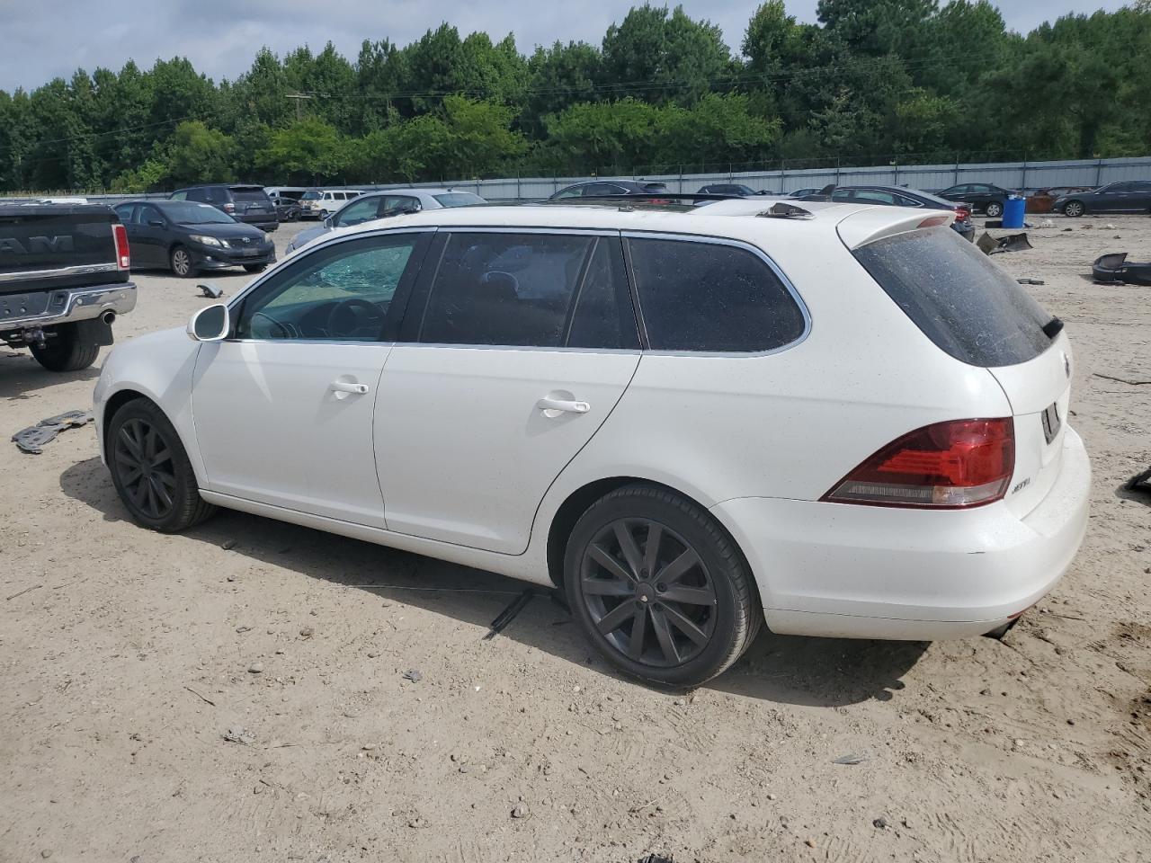 2011 Volkswagen Jetta Wago - Image 2