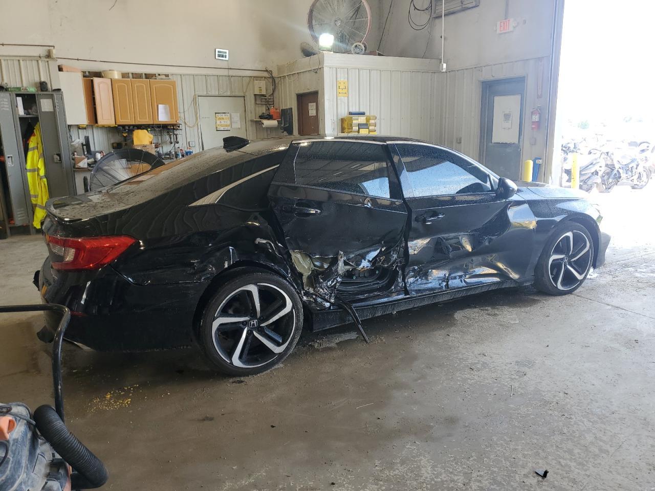 2018 Ford Sedan - Фото 3