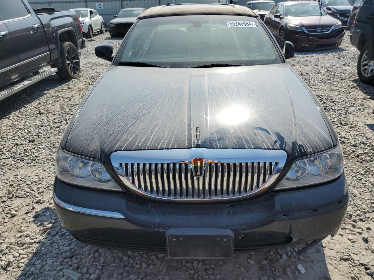 2004 Lincoln Town Car Ultimate - Image 5