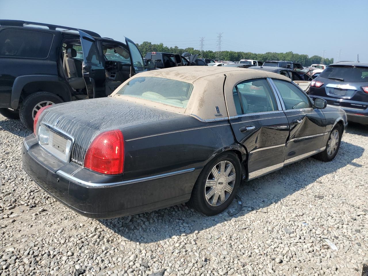 2004 Lincoln Town Car Ultimate - Image 3