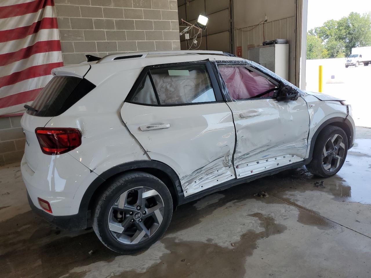 2022 Hyundai Venue Sel - Image 3