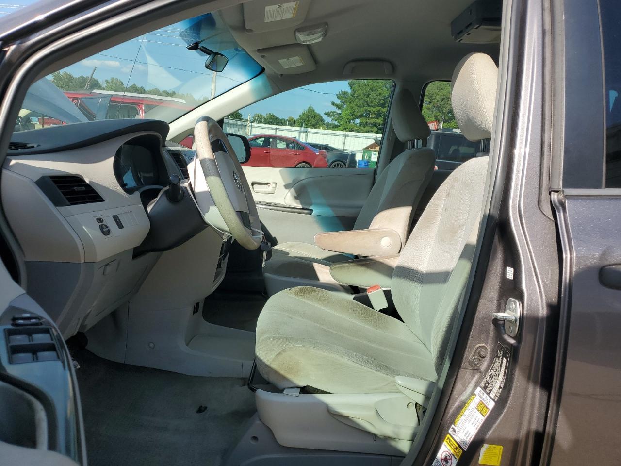 2013 Toyota Sienna L 7-Passenger - Image 7