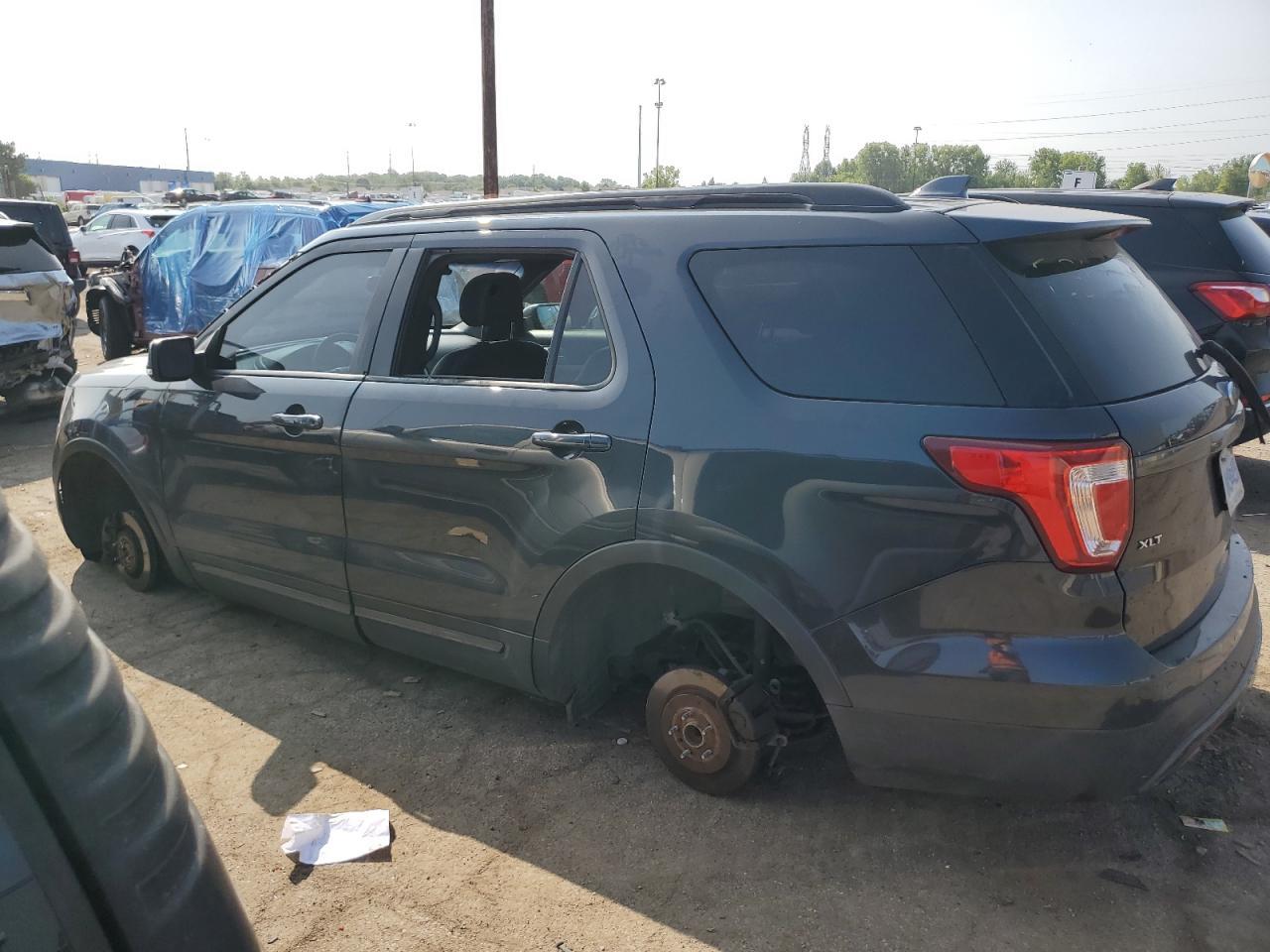 2017 Ford Explorer Xlt - Фото 2