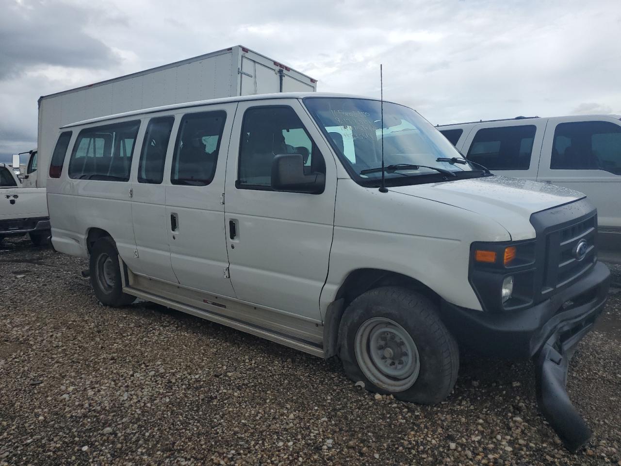 2011 Ford Econoline E350 Super Duty Wagon - Image 4