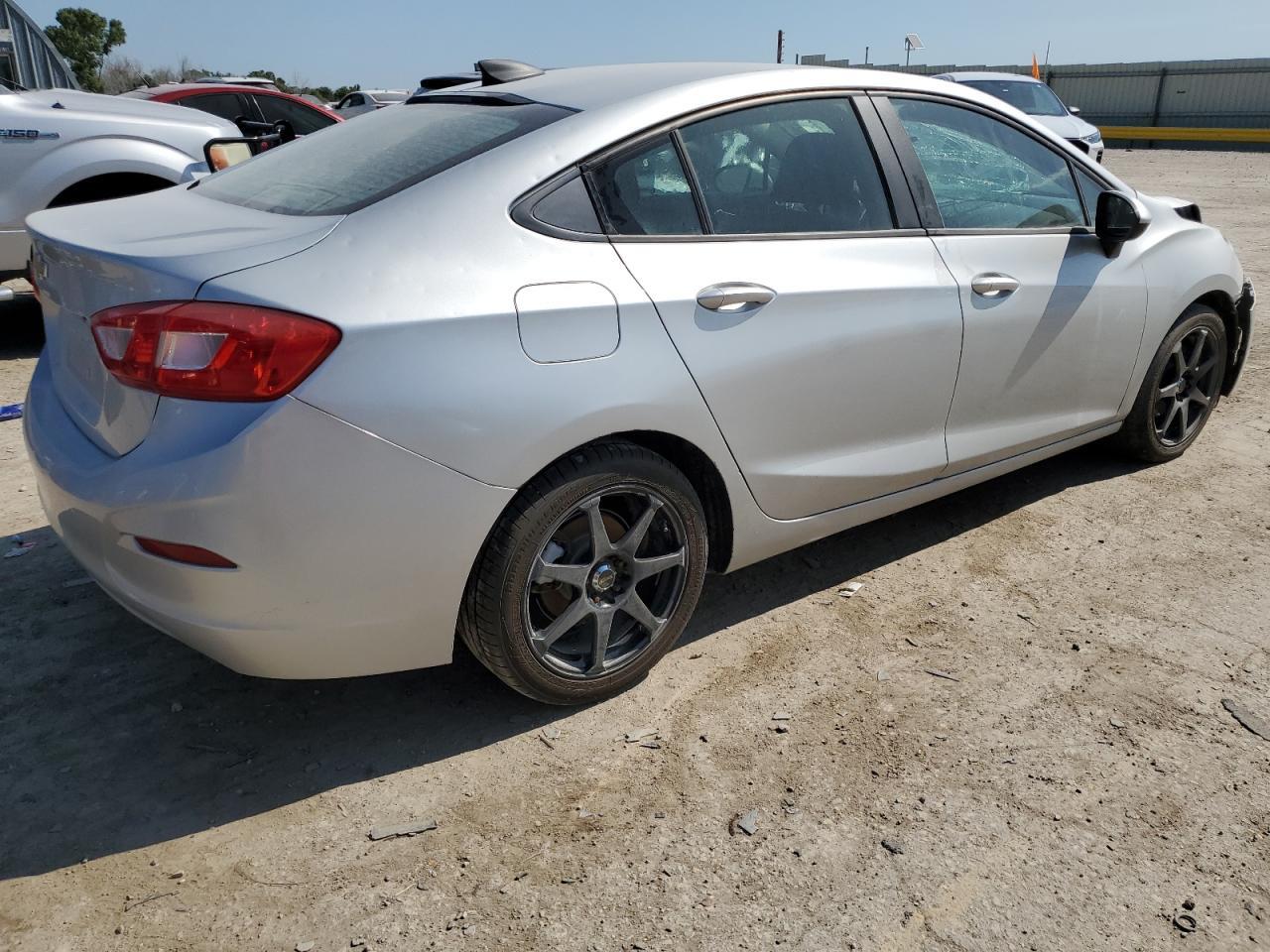 2017 Chevrolet Cruze Ls - Фото 3
