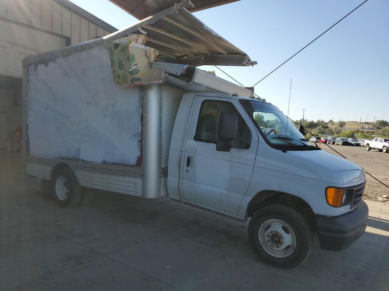 2007 Ford Econoline E450 Super Duty Cutaway Van - Image 4