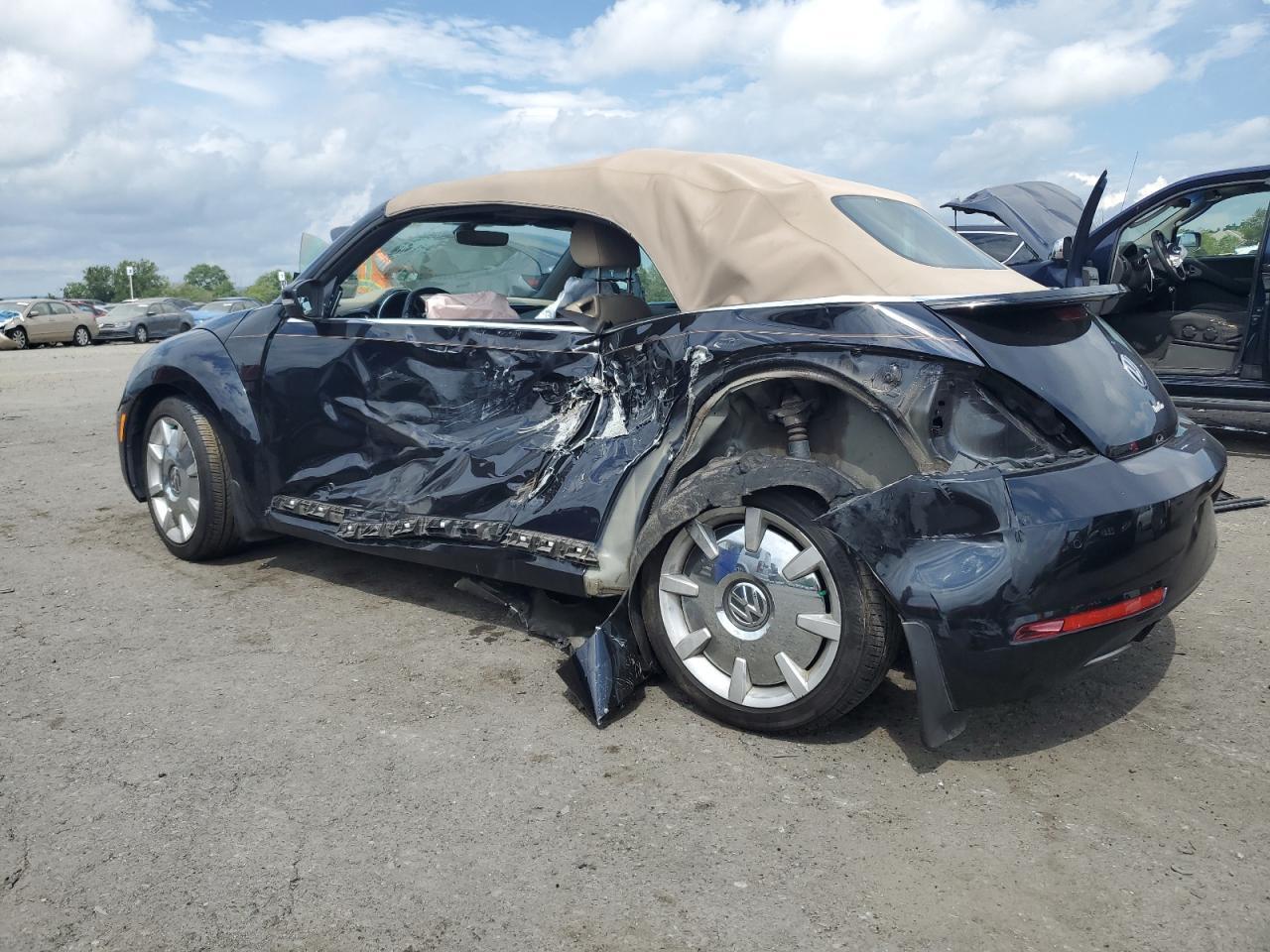 2017 Volkswagen Beetle S/Se - Фото 2
