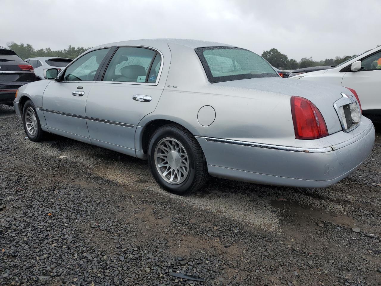 2001 Lincoln Town Car Signature - Image 2