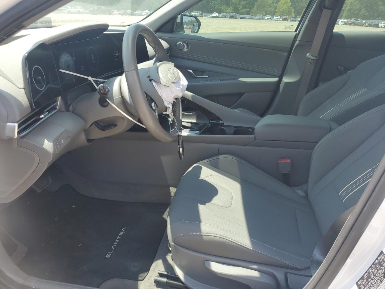 2025 Hyundai Elantra Sel - Image 7