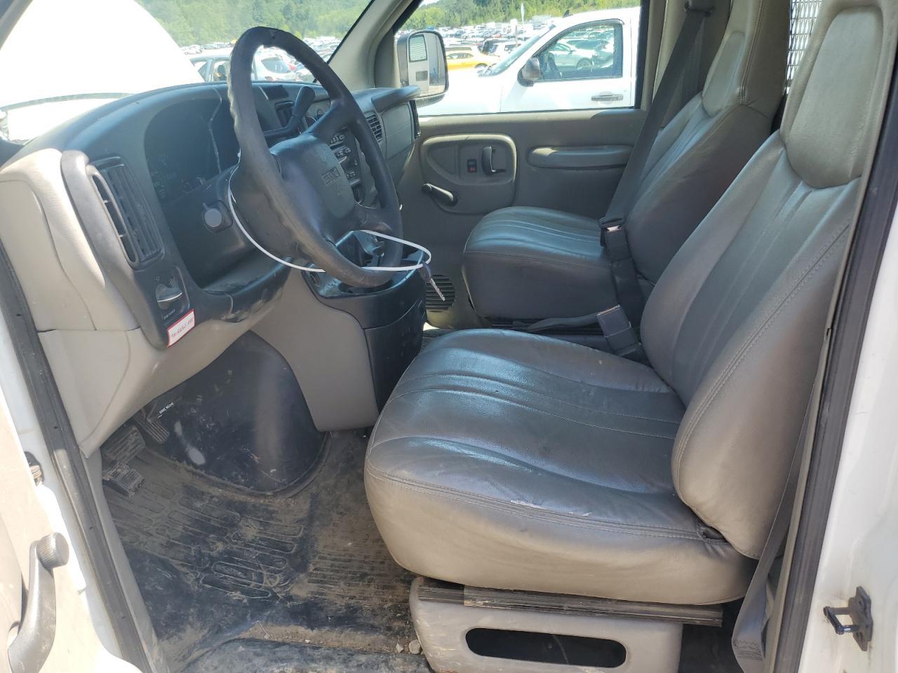 2001 GMC Savana G2500 - Image 7
