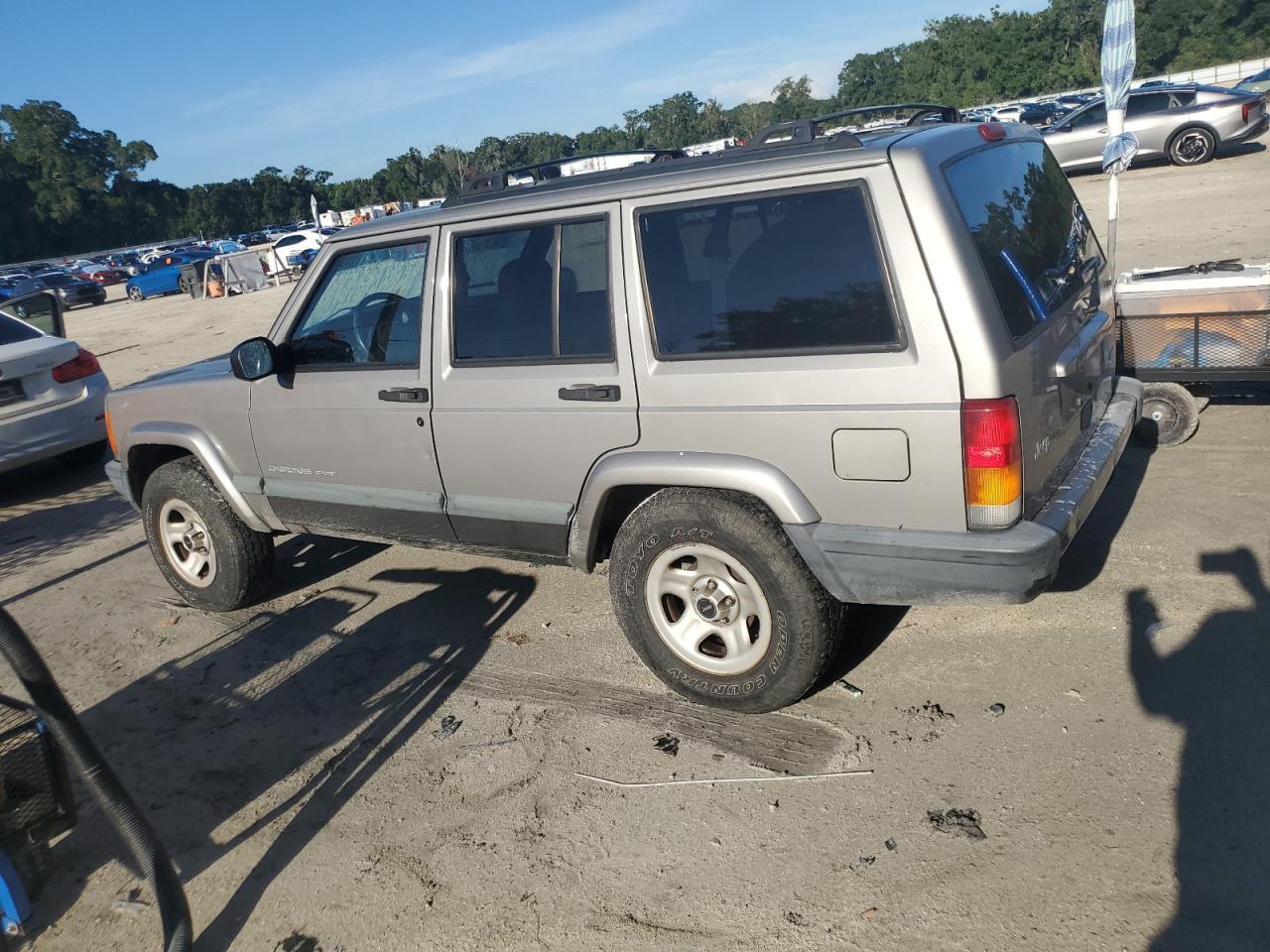 2000 Jeep Cherokee Sport - Image 2