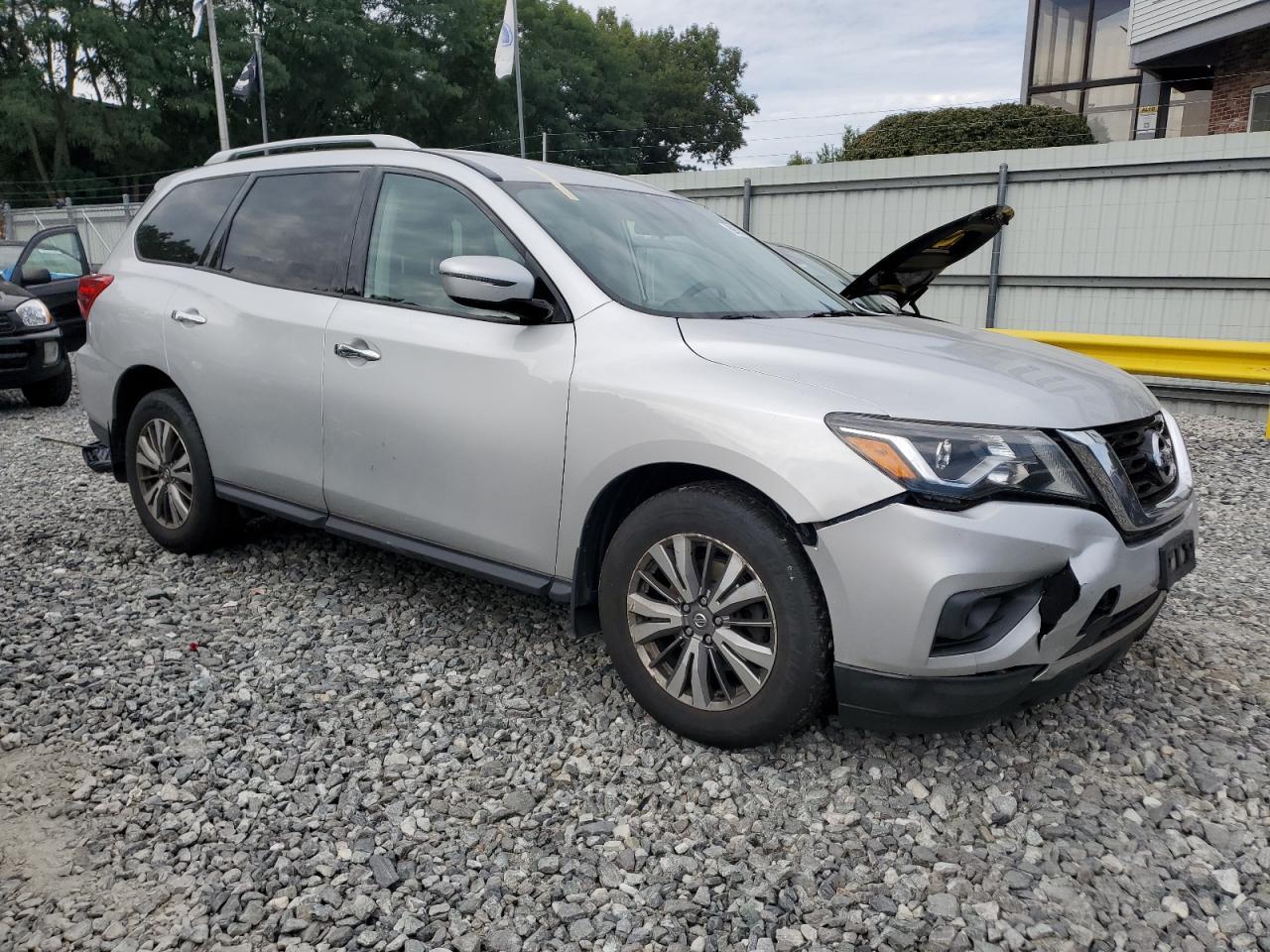2019 Nissan Pathfinder S - Image 4