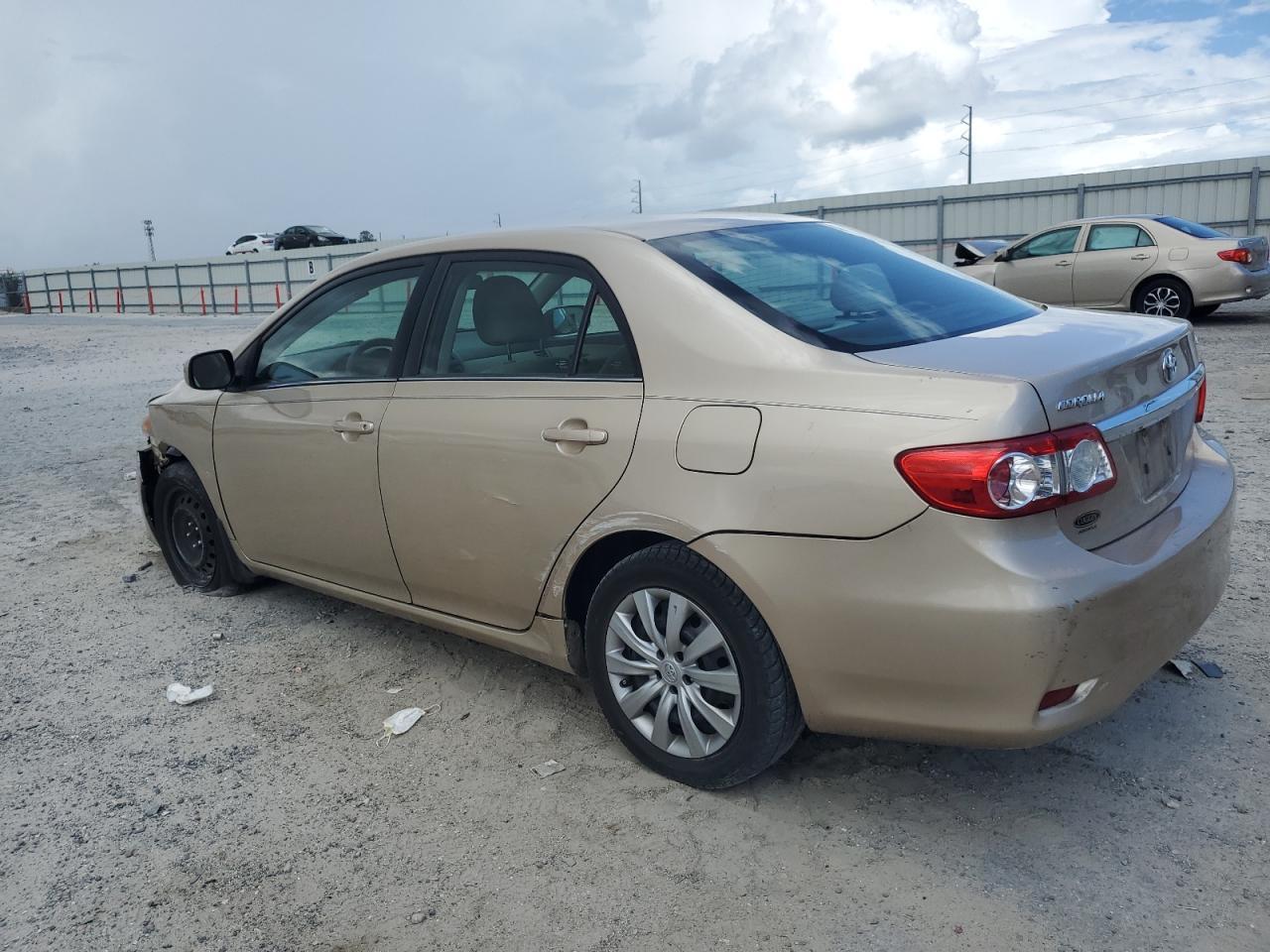 2013 Toyota Corolla Base - Фото 2