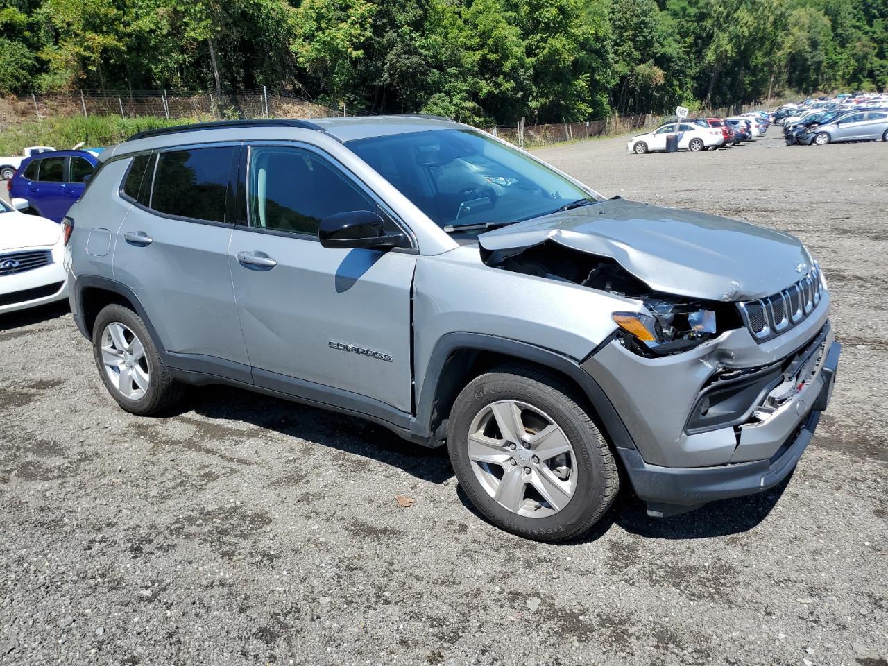2022 Jeep Compass Latitude - Image 4