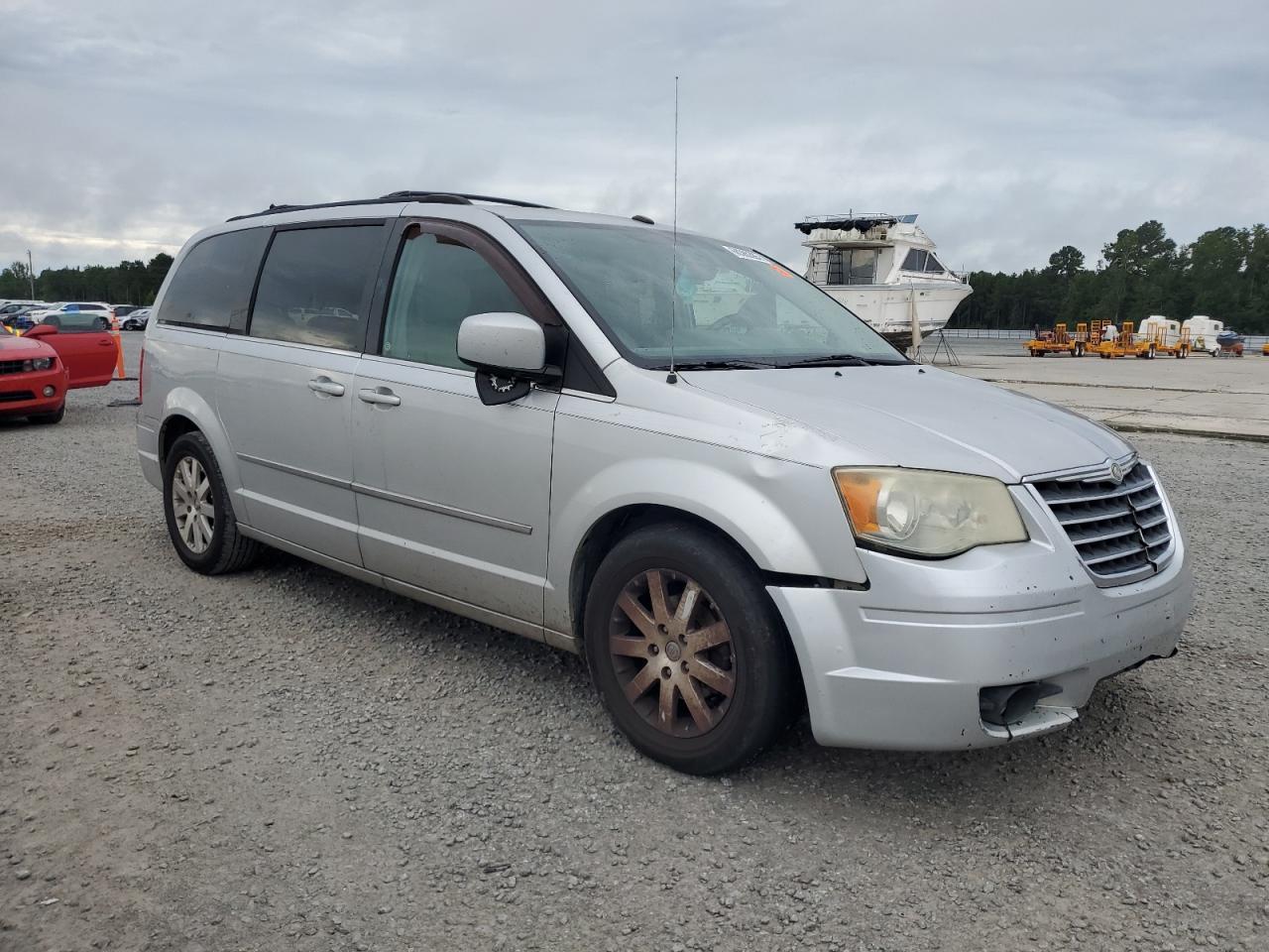 2009 Chrysler Town & Country Touring - Image 4